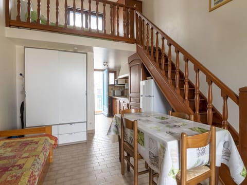 Property, Furniture, Cabinetry, Wood, Building, Stairs, Interior Design, Flooring, Table, Floor