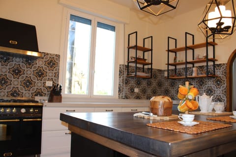 Room, Property, Interior Design, Furniture, Countertop, Building, Home, Table, House, Kitchen