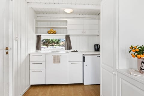 Classic Cabin | Private kitchen | Stovetop, coffee/tea maker, electric kettle, cookware/dishes/utensils