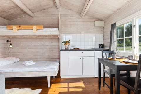 Basic Cabin, Shared Bathroom | Free WiFi, bed sheets