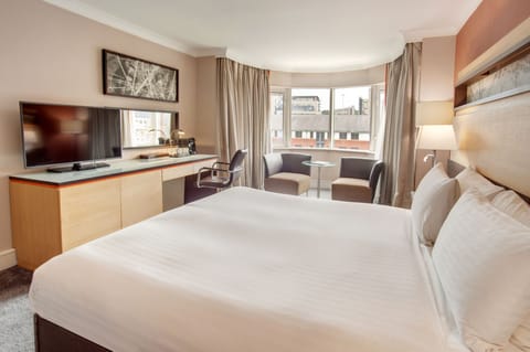 Junior Suite, 1 King Bed, Non Smoking | In-room safe, desk, iron/ironing board, free WiFi