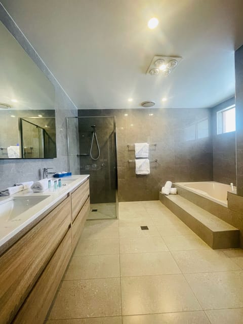 Family suite | Bathroom | Shower, rainfall showerhead, free toiletries, hair dryer