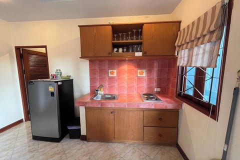 Suite | Private kitchen | Mini-fridge, cookware/dishes/utensils