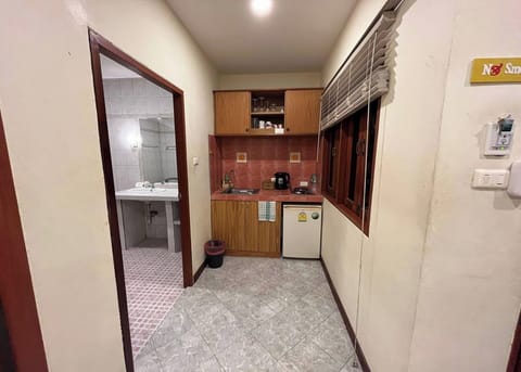 Triple Room | Bathroom | Shower, free toiletries, towels