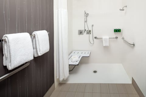 Combined shower/tub, hair dryer, towels