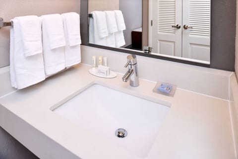 Combined shower/tub, designer toiletries, hair dryer, towels