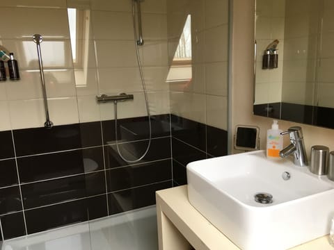 Family Room | Bathroom | Designer toiletries, hair dryer, bathrobes, towels