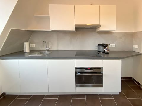 Deluxe Maisonette Apartment with 2 Bedrooms | Private kitchen | Full-size fridge, microwave, oven, stovetop