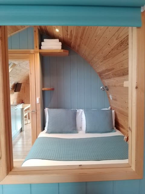 Luxury Cabin | Living area | 24-inch flat-screen TV with digital channels, TV