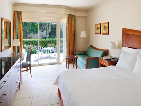 Deluxe Room, 1 King Bed, Garden View, Beachside | Minibar, in-room safe, iron/ironing board, free WiFi