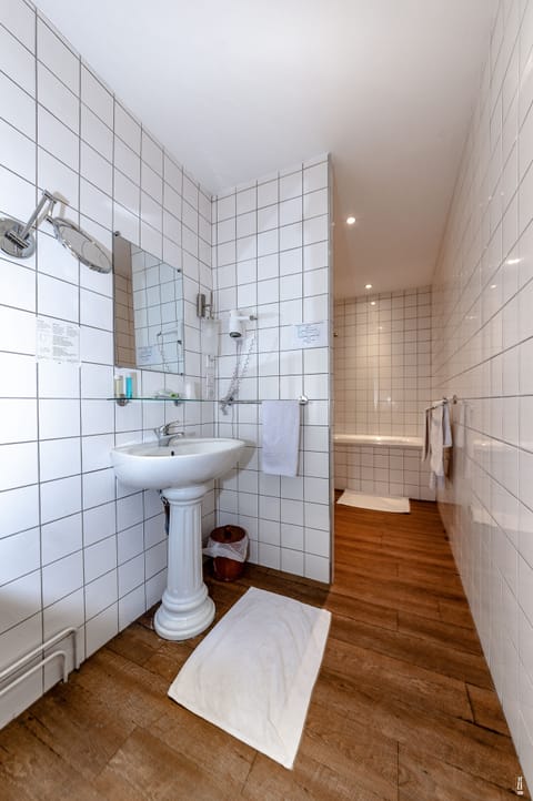 Comfort Triple Room | Bathroom | Free toiletries, hair dryer, towels