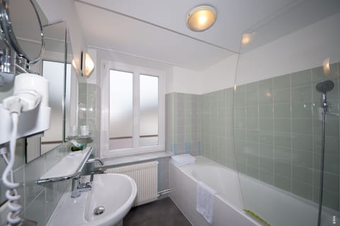 Comfort Double Room | Bathroom | Free toiletries, hair dryer, towels