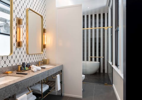 Premium Single Room, 1 King Bed | Bathroom | Shower, free toiletries, hair dryer, towels
