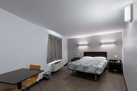 Standard Room, 1 Queen Bed, Non Smoking, Refrigerator & Microwave | Desk, free WiFi, bed sheets