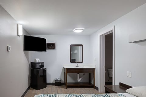 Standard Room, 1 Queen Bed, Non Smoking, Refrigerator & Microwave | Desk, free WiFi, bed sheets