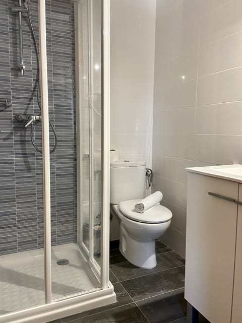 Double Room | Bathroom | Shower, rainfall showerhead, free toiletries, hair dryer