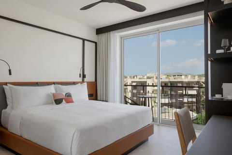 Deluxe Room, 1 King Bed, Balcony (Rio) | Premium bedding, down comforters, Select Comfort beds, minibar