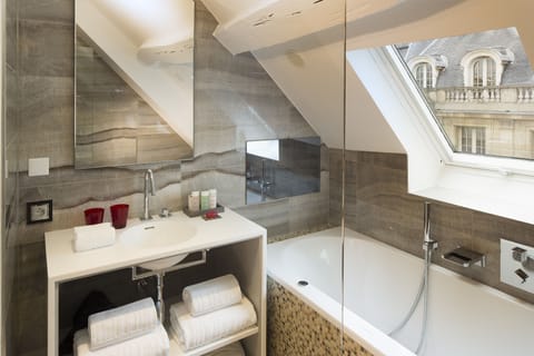 Junior Suite (Triple) | Bathroom | Designer toiletries, hair dryer, bathrobes, slippers