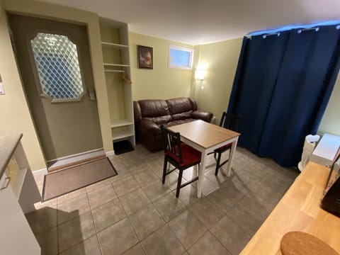 Basic Studio | Living area | Flat-screen TV