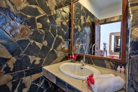 Seaview Deluxe Room | Bathroom sink