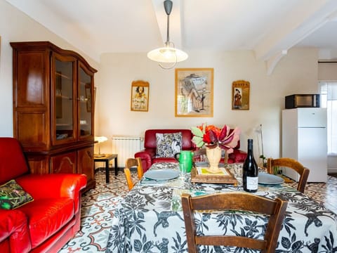 Picture Frame, Table, Furniture, Property, Wood, Interior Design, Decoration, Lighting, Building, Floor