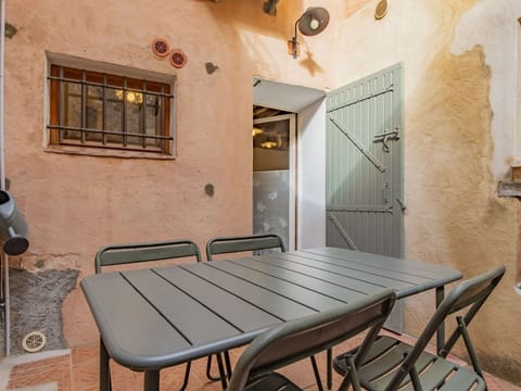 Table, Furniture, Property, Building, Chair, Window, Wood, House, Interior Design, Lighting