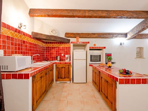 Plant, Cloud, Sky, Building, Interior Design, Shade, Table, Tree, Condominium, Residential Area