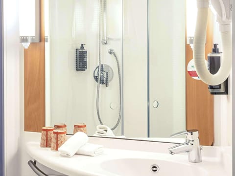 Twin Room, 2 Twin Beds | Bathroom | Shower, eco-friendly toiletries, hair dryer