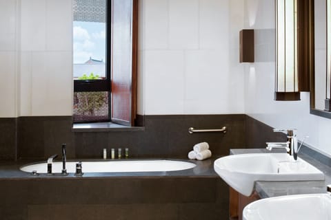 Club Suite, 1 Bedroom | Bathroom | Separate tub and shower, rainfall showerhead, free toiletries