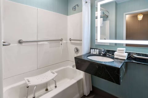 Room, 1 King Bed, Accessible, Non Smoking (Mobility) | Bathroom | Free toiletries, hair dryer, towels