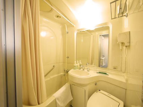 Combined shower/tub, deep soaking tub, hair dryer, slippers