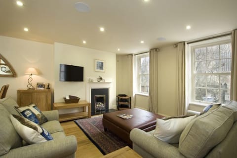 Apartment | Living area | Flat-screen TV, DVD player