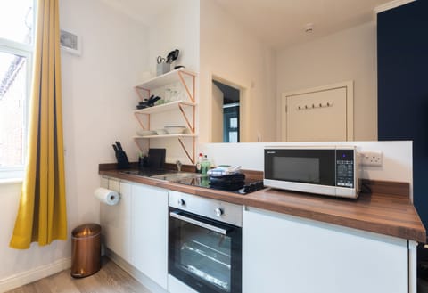 Business Studio, Private Bathroom (Flat3A Fulwood Heights) | Private kitchen