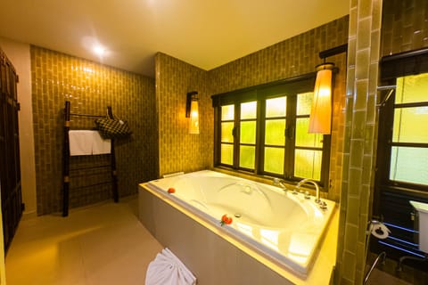 Grand Deluxe Bungalow (Garden View) | Bathroom | Separate tub and shower, free toiletries, hair dryer, bathrobes