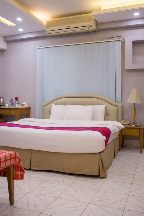 Deluxe Double Room, 1 Double Bed, Smoking, City View | Select Comfort beds, minibar, in-room safe, desk