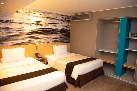 Twin Room | Premium bedding, minibar, in-room safe, desk