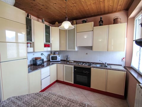 Kitchen Appliance, Kitchen, Major Appliance, Flooring, Cabinetry, Interior Design, Wood, Countertop, Furniture, Kitchen Stove