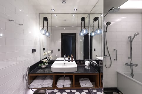 Room, 1 King Bed | Bathroom | Free toiletries, hair dryer, bathrobes, slippers