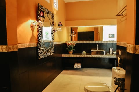 Shower, rainfall showerhead, free toiletries, hair dryer