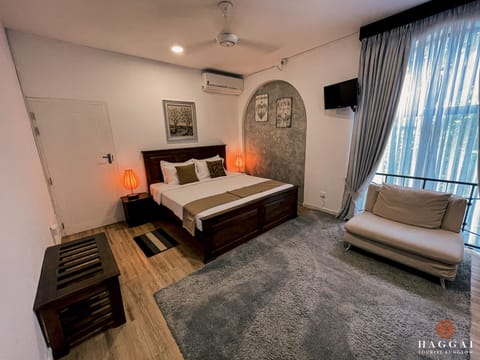 Junior Double Room, 1 King Bed, Refrigerator & Microwave | Individually decorated, free WiFi