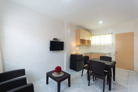 Family Suite | Living area | 32-inch flat-screen TV with cable channels, TV