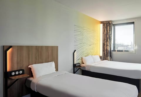 Triple Room | Desk, free WiFi, bed sheets