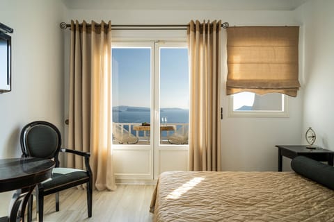 Executive Room, Hot Tub (Caldera View) | Frette Italian sheets, premium bedding, in-room safe