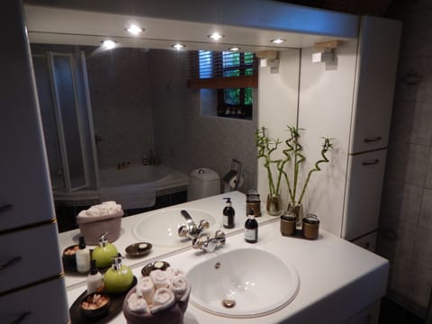 Double or Twin Room | Bathroom | Combined shower/tub, free toiletries, bathrobes, towels