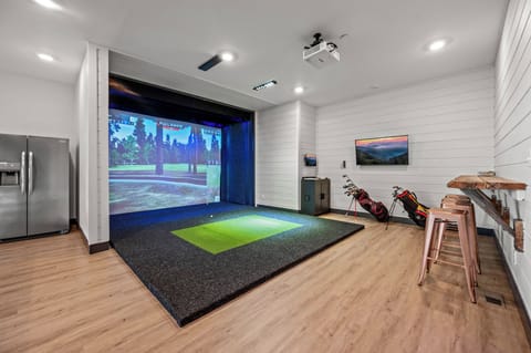 Play a round of golf on the Full Swing Golf Simulator! This is the system PGA Pro use!