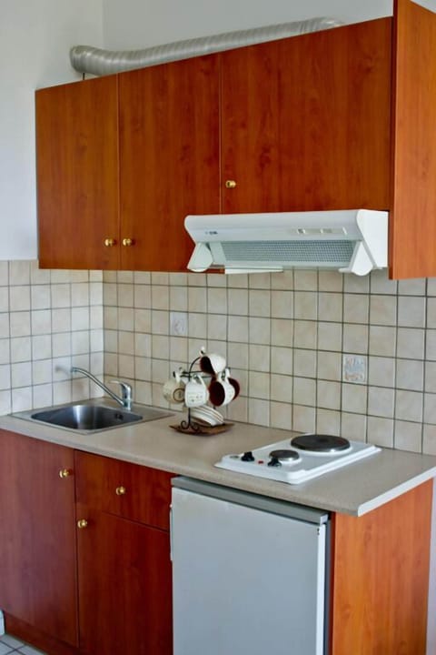 Fridge, stovetop, coffee/tea maker, electric kettle