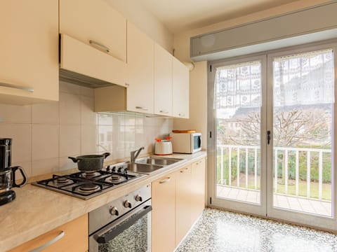 Car, Plant, Building, Cloud, Sky, Wheel, Daytime, Vehicle, Tree
