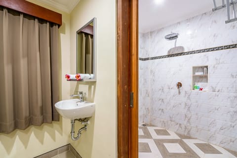 Standard Room | Bathroom | Shower, free toiletries, hair dryer, slippers