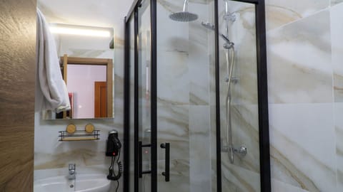 Comfort Quadruple Room, Ensuite | Bathroom | Hair dryer, towels, soap, shampoo