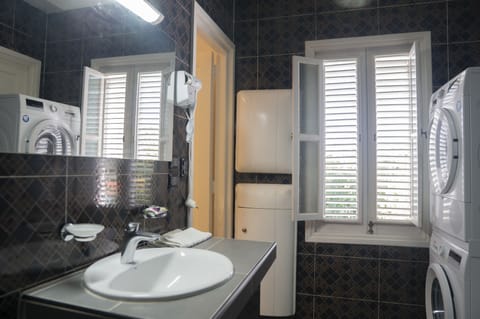 Deluxe Triple Room | Bathroom | Shower, rainfall showerhead, hair dryer, towels